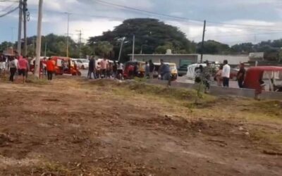 Instalan base de moto taxis a escasos metros de acceso del Fraccionamiento Reforma en Juchitán