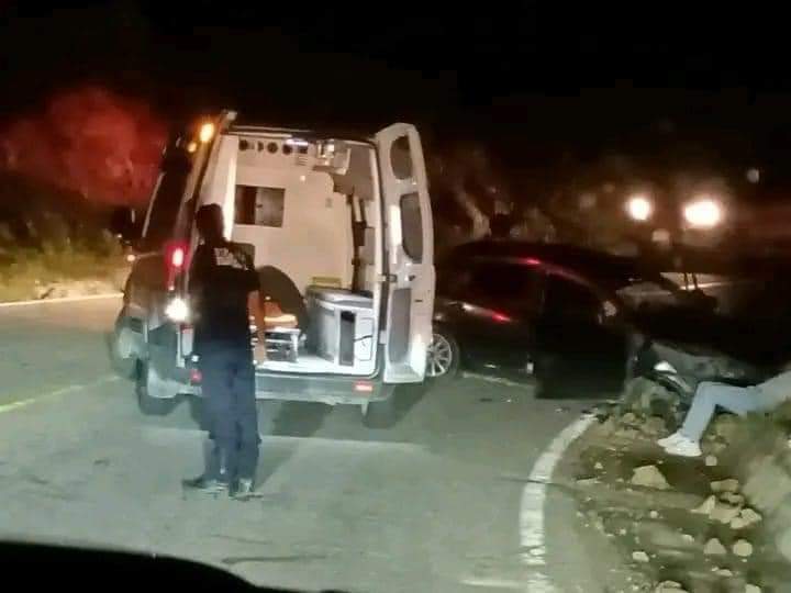 Accidente automovilístico deja tres personas lesionadas