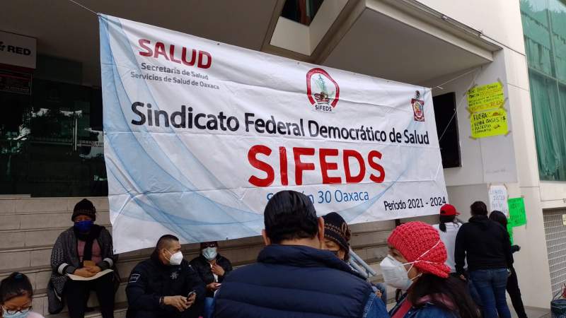 Afiliados al SIFEDS toman oficinas de la secretaría de Salud