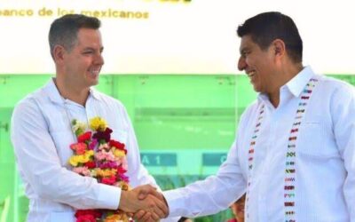 AMLO pide a Murat y Salomón Jara a darse la mano en pleno evento; seguirá el apoyo a Oaxaca, asegura