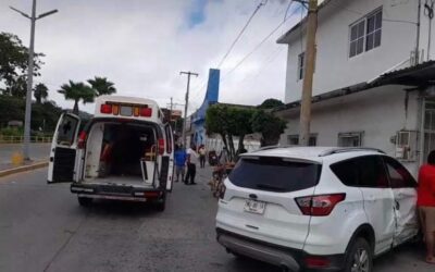 Aparatoso accidente en Salina Cruz deja dos personas con lesiones de consideración