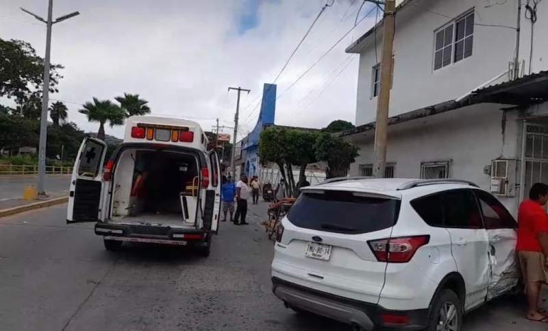 Aparatoso accidente en Salina Cruz deja dos personas con lesiones de consideración