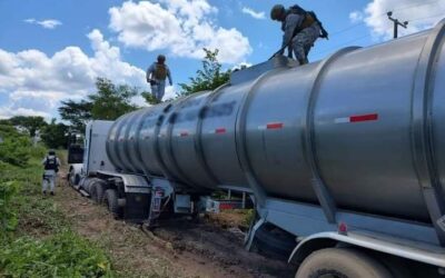 Aseguran tracto camión abandonado en San Juan Guichicovi