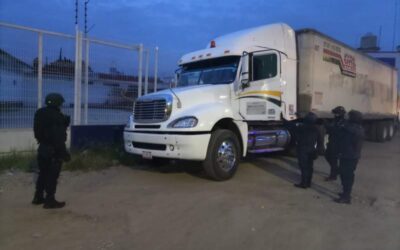 Aseguran tractocamión robado con violencia en la autopista a México