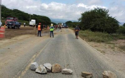Con bloqueo carretero, exigen a PEMEX atienda problema de derrame de hidrocarburos