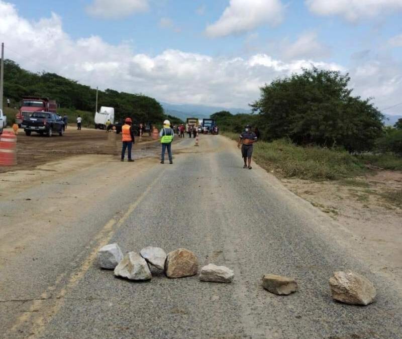 Con bloqueo carretero, exigen a PEMEX atienda problema de derrame de hidrocarburos