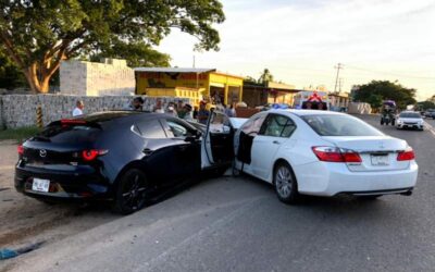 Daños materiales deja choque entre dos vehículos en Tehuantepec