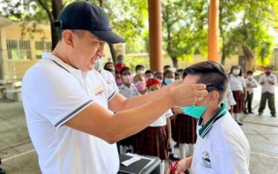 Entrega Nino Morales Toledo, lentes graduados en Tehuantepec