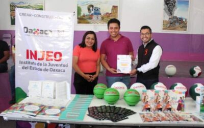 Jauri Sánchez Cruz, entrega constancia como Director Municipal de Juventud en Santiago Suchilquitongo.