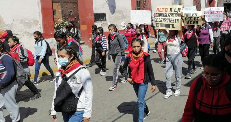 Marchan en Oaxaca por agresión a normalista en Tlaxcala