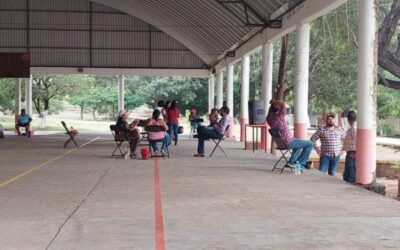 Padres de familia retienen a funcionarios del IOCIFED en Jalapa del Marqués