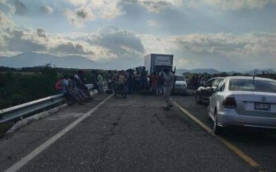 Por segundo día bloquean paso en la carretera de Salina Cruz a Huatulco