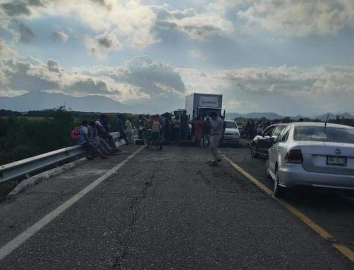 Por segundo día bloquean paso en la carretera de Salina Cruz a Huatulco