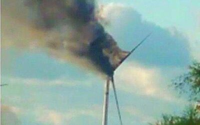 Realizan peritaje para determinar la causa del incendio de un aerogenerador en la región del Istmo; ocasionó una quema considerable de pastizal