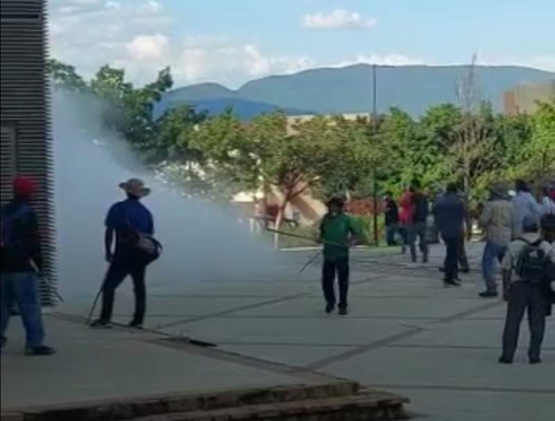 Se enfrentan burócratas y manifestantes en Ciudad Judicial