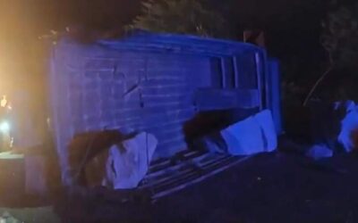 Camión tipo volteo provoca accidente en carretera costera