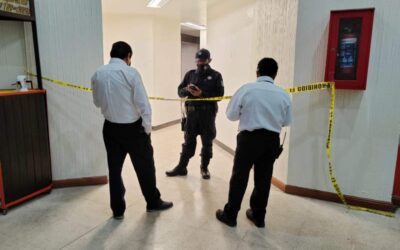 Hallan el cuerpo de un masculino en el baño de una plaza comercial de Oaxaca