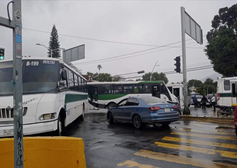 Vecinos de Los Encinos extienden bloqueos en la capital