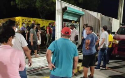 Vecinos de Salina Cruz retiran casetas comerciales