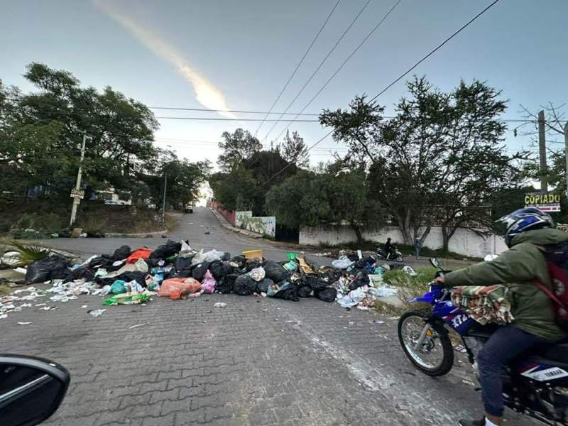 Cierran con basura la Avenida las Etnias en la capital