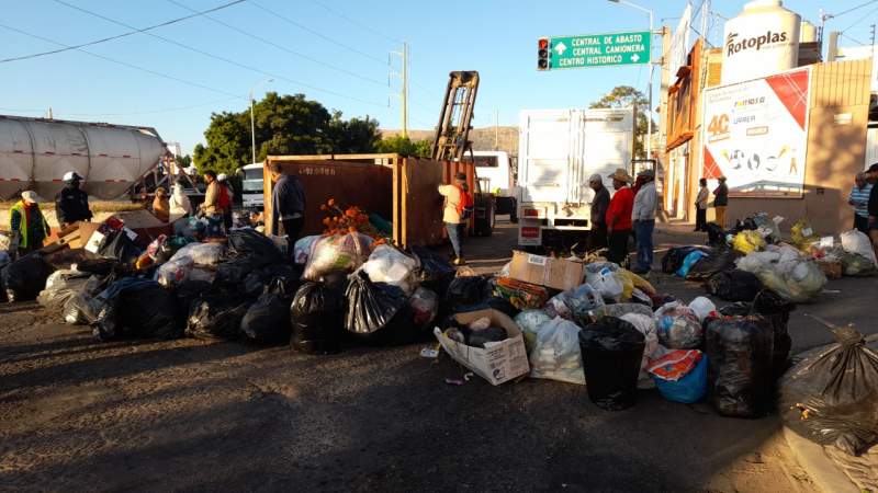 Con bolsas de basura, vecinos de la Noria bloquean sobre Eduardo Mata