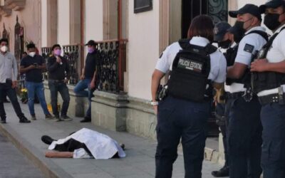 Hombre sufre un infarto y muere en pleno centro de la capital oaxaqueña