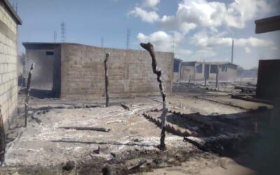 Incendio fuera de control arrasa con sepulturas en La Ventosa