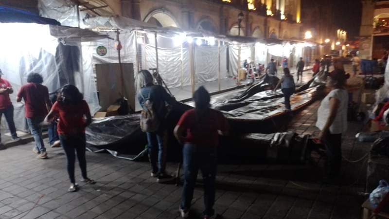 Se retiran puestos ambulantes frente a Palacio de Gobierno de cara a la toma de protesta de Salomón Jara