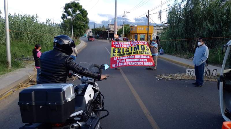 Vecinos de la Reforma Agraria, bloquean paso a Xoxo; exigen mejores obras en calles