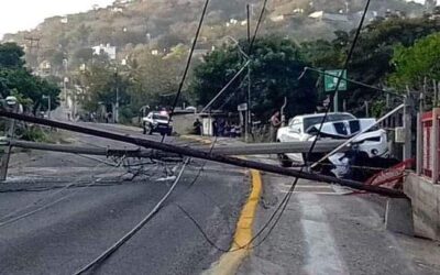 Aparatoso accidente vial en Salina Cruz, deja cuantiosos daños materiales