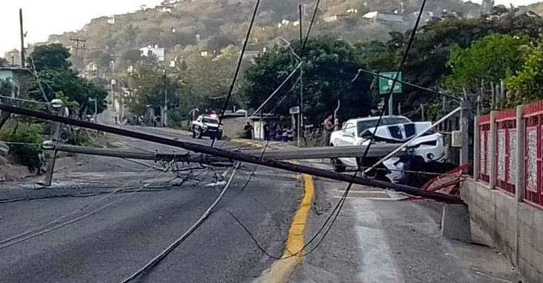 Aparatoso accidente vial en Salina Cruz, deja cuantiosos daños materiales