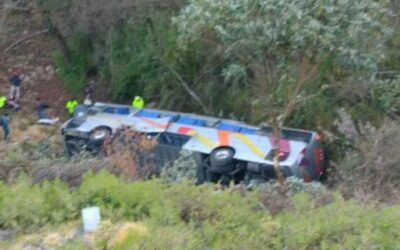 Autobús cae a barranco tras choque en la México-Puebla; hay un muerto y 17 lesionados