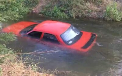 Cae vehículo en canal de riego en El Espinal