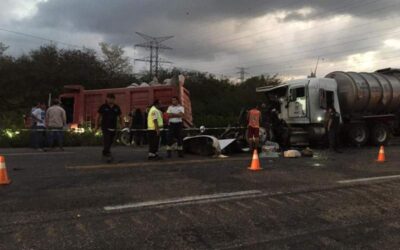 Choque entre camión de volteo y pipa deja una persona muerta, en La Ventosa