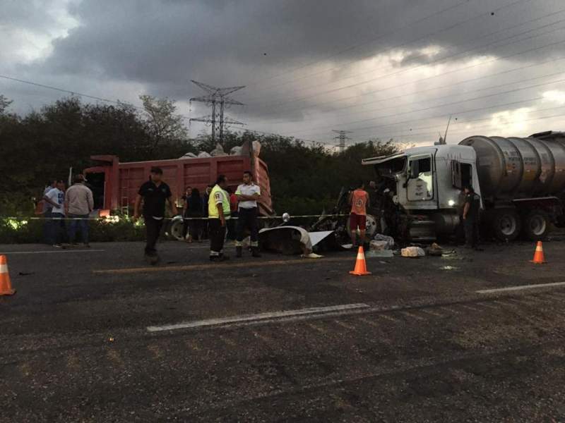 Choque entre camión de volteo y pipa deja una persona muerta, en La Ventosa