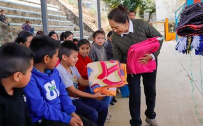 Continúa la entrega de ropa abrigadora en comunidades de Oaxaca: DIF estatal