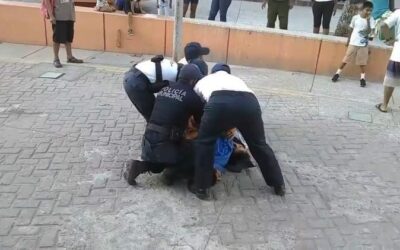 Evidencian agresión de policías municipales en San Pedro Pochutla