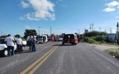 Familiares de hombre fallecido en accidente, bloquean carretera federal en el Istmo