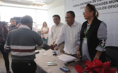 Firma Secretaría de Administración comodatos de vehículos con autoridades municipales