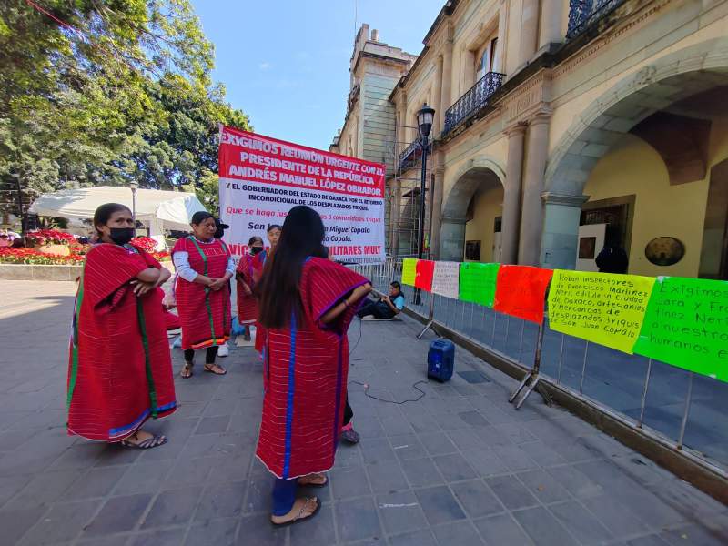 Grupo de desplazados de Lorena Merino, también se reinstalan en plantón en el zócalo