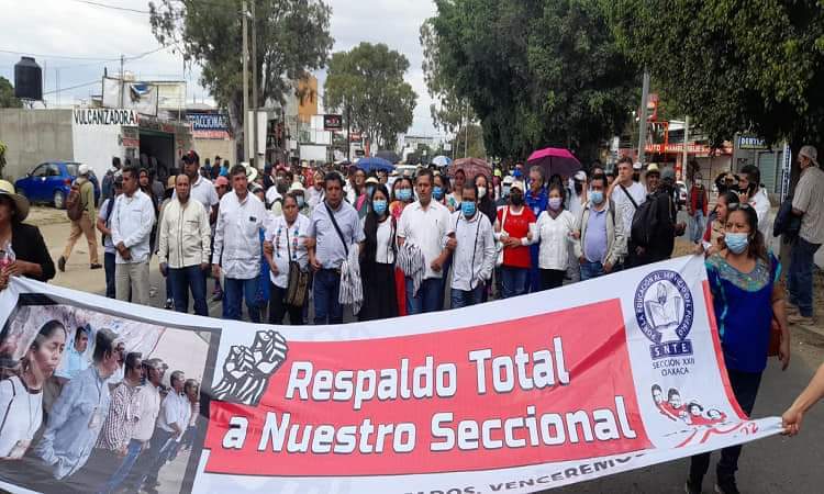 Marcha Sección 22 en Oaxaca en el marco de la toma de protesta de Salomón Jara