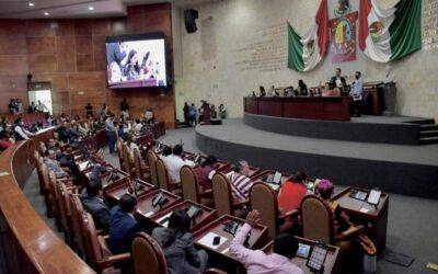 Piden legisladores a edil de Oaxaca de Juárez liberar portales del zócalo