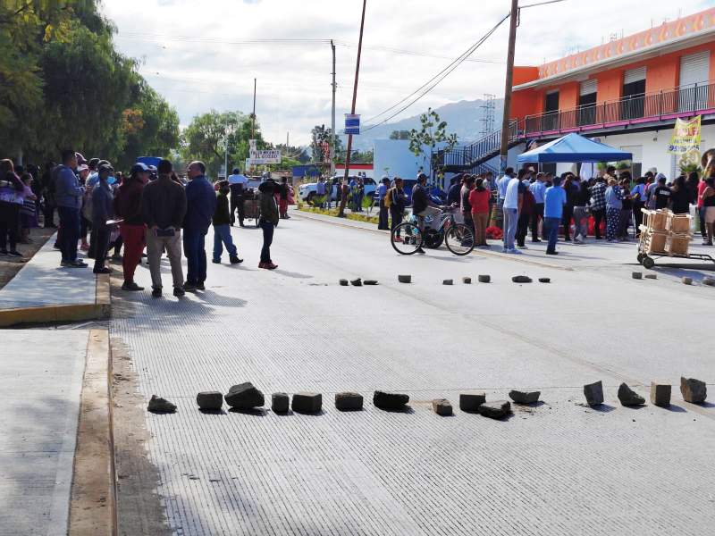 Por agandalle de obra, vecinos bloquean sobre Av. Gómez Morín