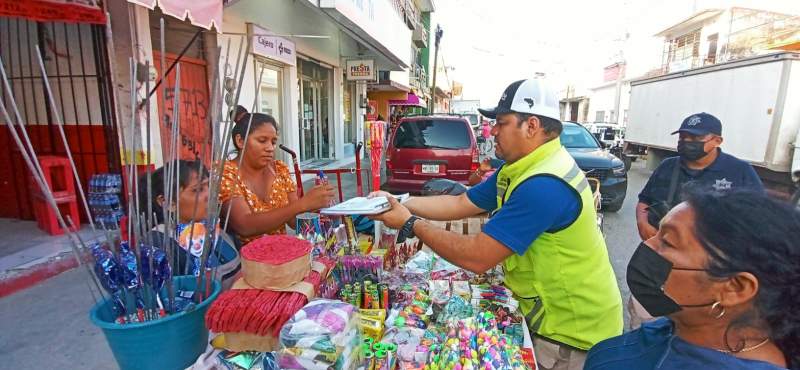 Protección Civil Municipal exhorta a comerciantes de pirotecnia en Juchitán