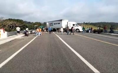 Pueblos afectados por fuga de amoniaco activan bloqueo y exigen atención de PEMEX