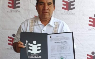 Recibe Celerino Alonzo su constancia de mayoría como edil de Yatzeche