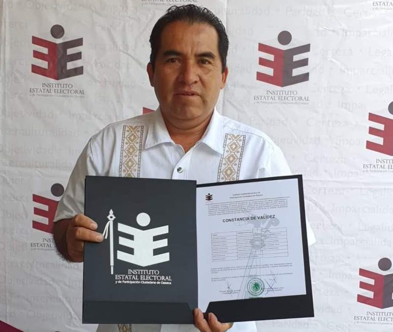 Recibe Celerino Alonzo su constancia de mayoría como edil de Yatzeche