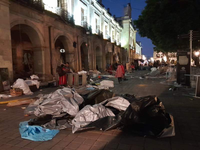 Retiran a las desplazadas triquis que se encontraban en el corredor de Palacio de Gobierno