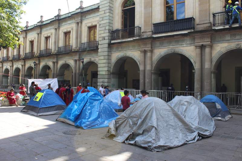 Se mantienen triquis frente al Palacio de Gobierno e impide instalación de módulos para noche de rábanos