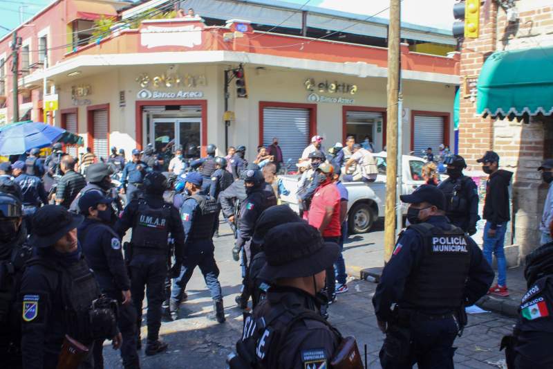 Se registra conato de bronca entre comerciantes ambulantes, inspectores y policías del ayuntamiento